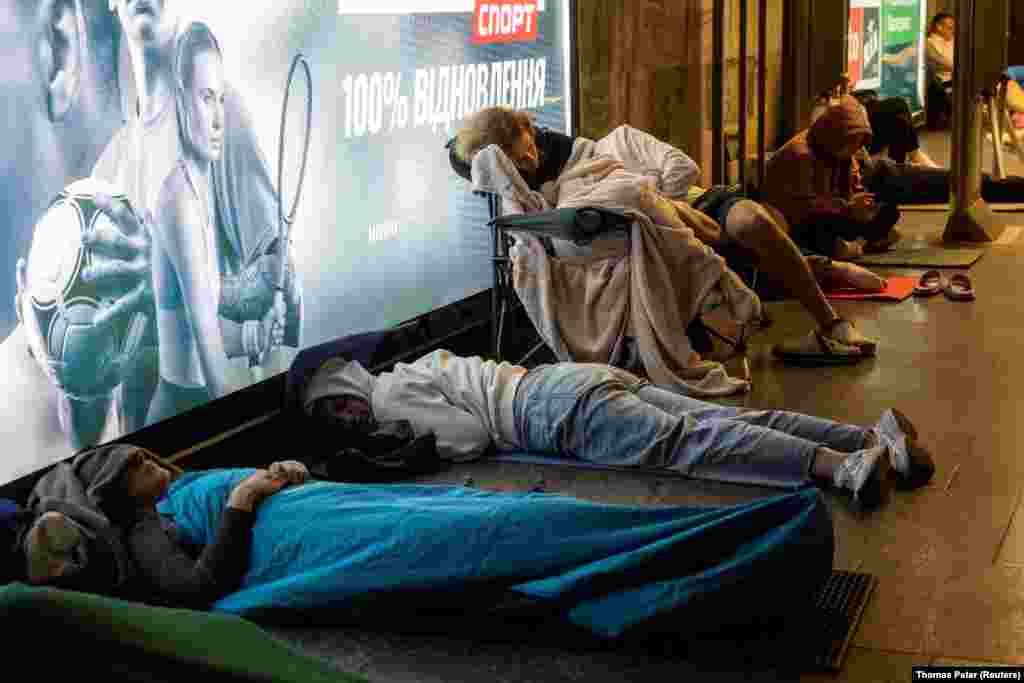 Ukrainas duke pushuar gjatë strehimit në metro, më 23 qershor.