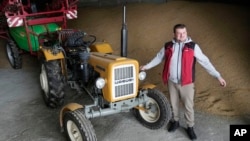 Piotr Korycki, un fermier polonez în vârstă de 34 de ani, care a protestat în 2024 față de exporturile masive de cereale ucrainene. 