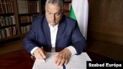 A Fidesz tizenöt másik jobboldali és szélsőjobboldali párttal együtt csatlakozott egy felhíváshoz Európa jövőjéről. Orbán Viktor aláírja a felhívást Budapesten, 2021. július 2-án