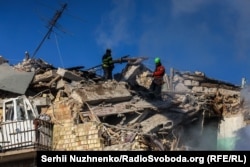 Спасательно-поисковые работы на месте российского удара по жилому дому в Киеве 28 августа 2025 года.