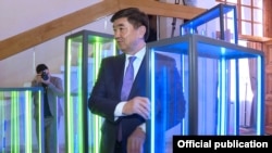 Премьер-министр Мухаммедкалый Абылгазиев на открытии арт-инсталляции «Открытое правительство». 23 октября 2018 года.