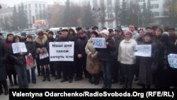 Працівники Рівненського ливарного заводу пікетують обласну раду з вимогою виплати заробітної плати, 16 листопада 2012 року