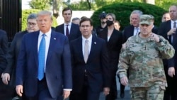 Američki predsjednik Donald Trump, ministar odbrane Mark Esper (u sredini) i general Mark Milley obilaze Episkopalnu crkvu sv. Ivana, oštećenu 1. juna u protestima u Washingtonu, 1. juni