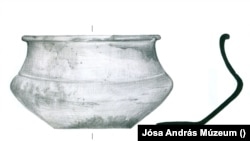 A 2300 éves kelta edény, amelyben Irénke virágot tartott szinte tökéletes állapotban maradt fent. Az eszmei értéke felbecsülhetetlen.