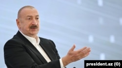 Президент Ильхам Алиев во время встречи с участниками III Шушинского глобального медиа-форума. Азербайджан, 19 июля 2025 года