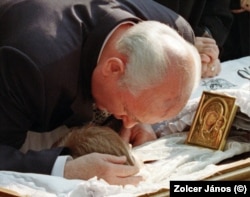 Mihail Gorbacsov felesége, Raisza ravatalánál 1999-ben