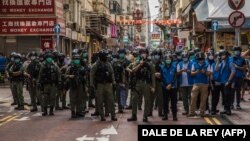 Rendőrök egy demokráciapárti hongkongi tüntetés helyszínén, 2020. szeptember 6.

