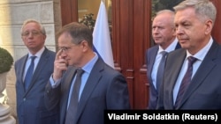 Российская делегация во главе с Владимиром Мединским (второй слева) в Стамбуле. 15 мая 2025 года