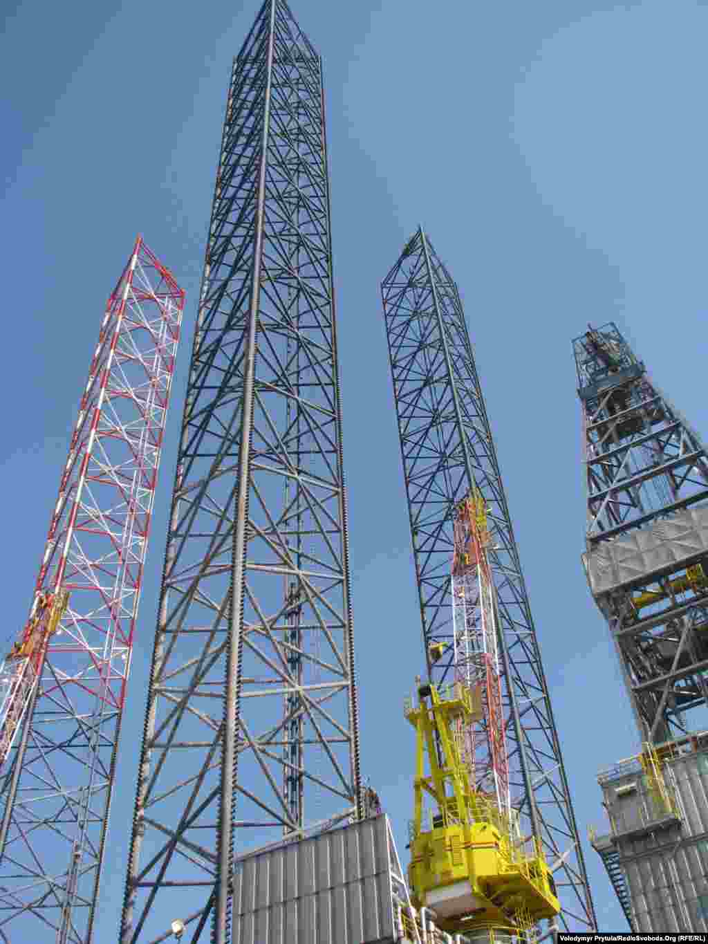 Опорные колонны &laquo;Петра Годованца&raquo;, высотой 120 метров, для транспортировки под мостами Босфора в 2012 году разрезали на 6 частей.