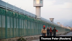 Radnici ispred takozvanog centra za edukaciju, ograđenog žičano ogradom