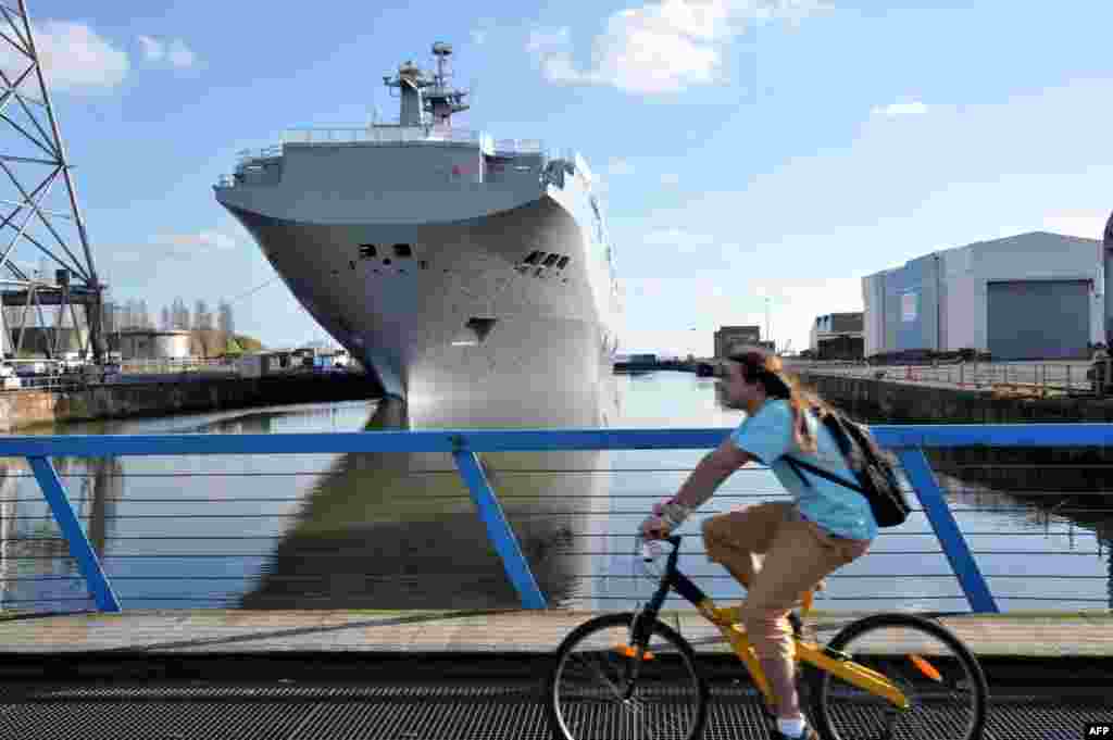 Вертолетоносец "Владивосток" на верфи французского города Сент-Назер, март 2014 года