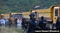 Specijalci Policije Kosova na graničnom prelazu Jarinje gde su se građani iz srpskih opština skupili na protestu i blokadi prvog dana primene odluke o skidanju tablica, 20. septembar 2021. 