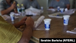 Pacientët e Shtëpisë për Integrim në Gjilan duke ngrënë drekë