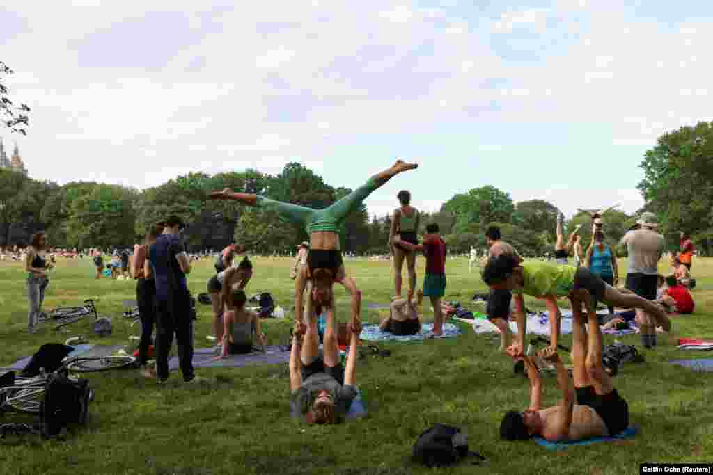 A Central Parkban tornáznak a fiatalok. Természetesen maszk nélkül.