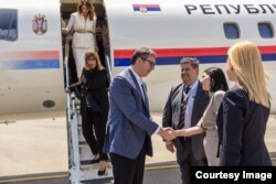 Presidenti i Serbisë, Aleksandar Vuçiq, pas arritjes në aeroportin e Ohrit në Maqedoninë e Veriut. 7 qershor 2022.