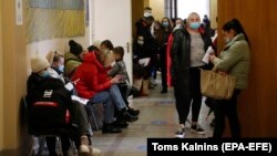 За многумина, исплатата од 10.000 рубли би помогнала да се покријат нивните основни потреби додека чекаат документација за пристап до услугите и вработувањето.