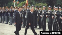 Costin Georgescu (stânga) în perioada în care era șef al SRI. Georgescu spune că intenția de modificare a legilor securității datează încă din anul 2000, de când a fost realizată această fotografie, la un eveniment public unde participa și premierul de atunci, Mugur Isărescu.