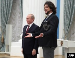 Președintele rus, Vladimir Putin, alături de Filip Kirkorov, în timpul unei ceremonii de decernare a premiilor de stat la Kremlin, Moscova, 15 noiembrie 2017.
