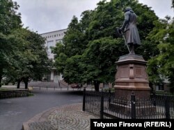 Памятник Иммануилу Канту около Балтийского федерального университета в Калининграде