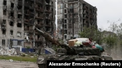 Российские солдаты на танке в городе Попасная в Луганской области, 26 мая 2022 года