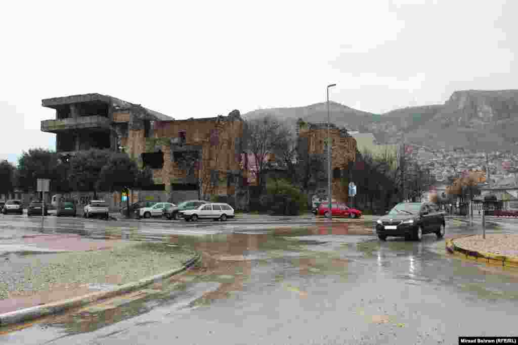 Zgrada među Mostarcima poznatija kao &ldquo;Jagnje&rdquo;, na Španskom trgu; gdje se u vrijeme prije rata nalazio istoimeni restoran; riječ je o nizu objekata izgrađenih takođe u vrijeme austrougarske uprave u BiH; u istom redu objekata, na suprotnom kraju, nalazi se velika ruševina u kojoj je bilo sjedište tadašnje Ljubljanske banke u Mostaru, koja je takođe izgrađena u vrijeme SFRJ (Socijalistička Federatinva Repulika Jugoslavija). &nbsp;