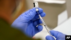 Vaccinul anti-Covid se va găsi în curând în farmacii, spune Ministerul Sănătății. 