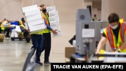 Numărătoarea voturilor continuă la un centru de votare din Philadelphia, Pennsylvania, 4 noiembrie 2020