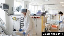 Ápolók Nyíregyházán, a Jósa András Oktatókórház intenzív osztályán, 2021. április 2-án. (Képünk illusztráció)