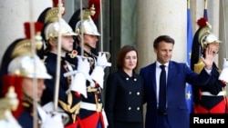 Emmanuel Macron i Maia Sandu ispred Jelisejske palate u Parizu, Francuska, 19. maja 2022.