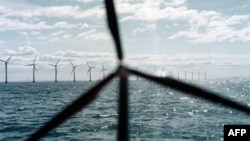  Investiranjem u zeleni vodonik Srbija bi smanjila energetsku zavisnost od Rusije, redukovala proizvodnju iz uglja i povećala produkciju energije iz vetra i sunca, kaže za RSE ekonomista Branimir Jovanović Foto: Vetroelektrana, Danska