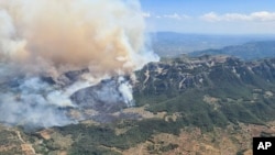 Un incendiu necontrolat mistuie pădurea din Pauls, în provincia rurală Tarragona, Spania, 8 iulie 2025.