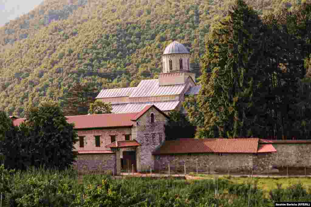 Takođe obrađuju zemljište i održavaju okolni prostor.