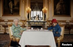 Кадър от късометражния филм с кралица Елизабет Втора и мечето Падингтън.