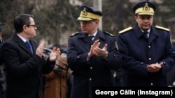 Eduard Hellvig, directorul Serviciului Român de Informații (stânga) a evitat, într-o conferință organizată săptămâna trecută, să spună dacă serviciul pe care îl conduce a fost implicat în redactarea legilor securității naționale. 