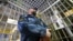 Сотрудник управления ФСИН России в следственном изоляторе, иллюстративное фото