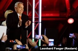 Kryeministri hungarez, Viktor Orban, duke festuar me mbështetësit e tij pas shpalljes së rezultateve paraprake që tregojnë rizgjedhjen e tij në Budapest, më 3 prill.