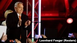 „Magyarország kénytelen-kelletlen, de belátja, hogy támogatni kell Ukrajnát, azt azonban, hogy ehhez az Európai Unió közösen hitelt vegyen fel, és közösen eladósodott államok közösségévé váljon, nem támogatja” – mondta a kormányfő