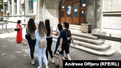 Majoritatea absolvenților de clasa a XII-a de la Colegiul Național „Gheorghe Șincai” care au susținut luni proba orală la Bacalaureat au primit calificativul de „experimentat”.