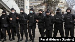 A fegyveres erők női tagjai teljesítenek szolgálatot egy ellenzéki tüntetésen, amelyet a függetlenség napja alkalmából tartottak Kazahsztán fővárosában 2020. december 19-án.