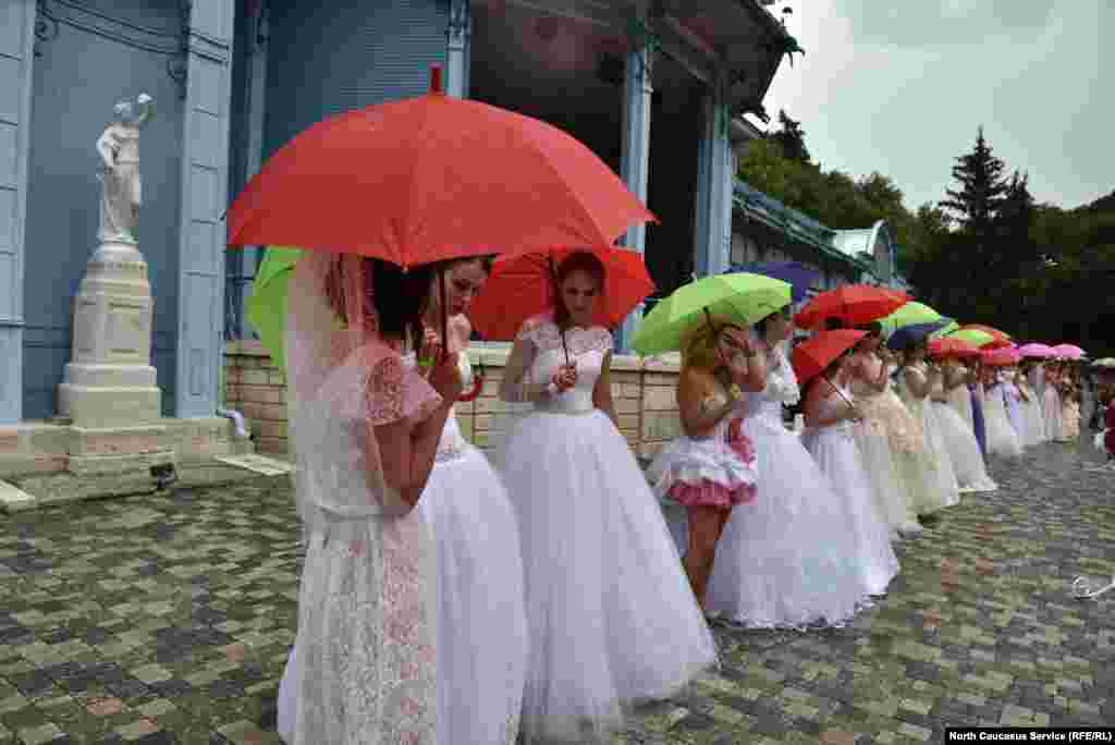 26 девушек из Ставропольского края в новобрачной экипировке пробежали дистанцию длиной почти километр, несмотря на переменчивую погоду.