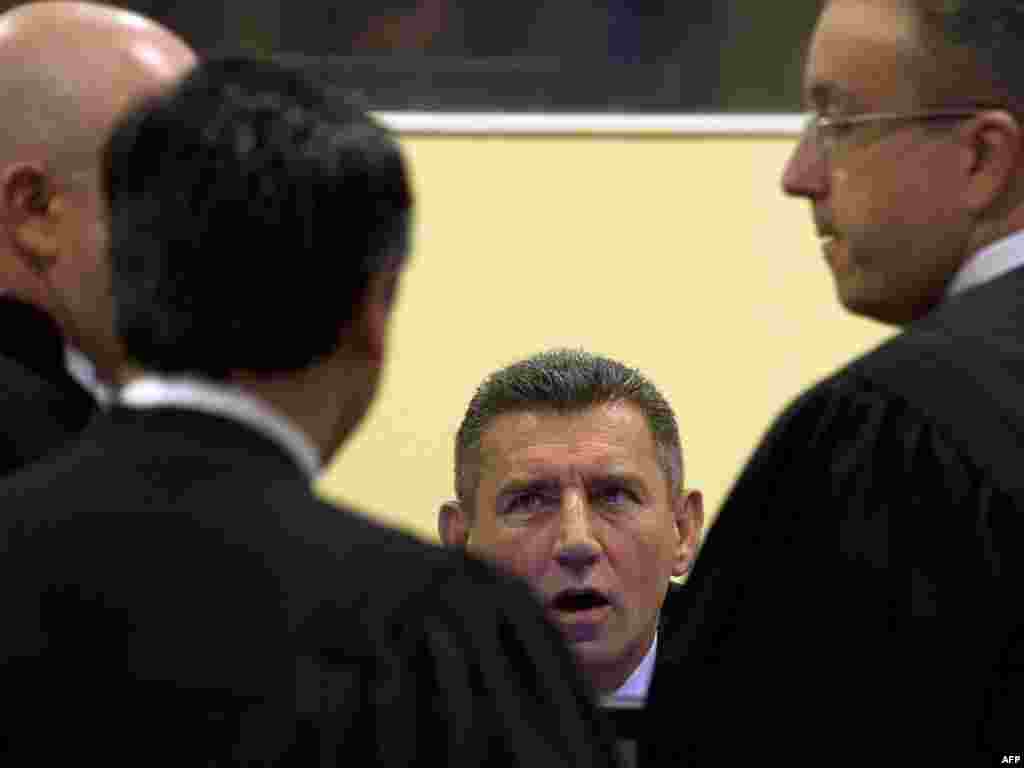 Gotovina u razgovoru sa svojim odvjetnicima, 15.04.2011. Foto: AFP / Jerry Lampen