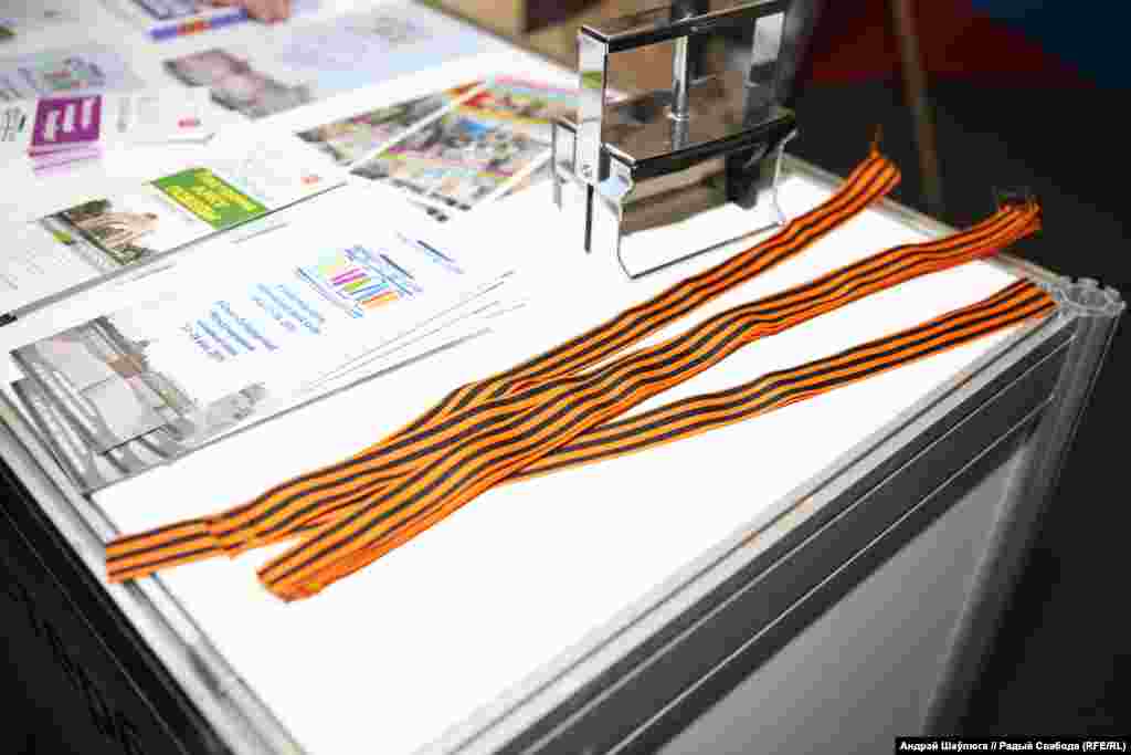 На книжной ярмарке в Минске в эти дни продают "георгиевские ленты".