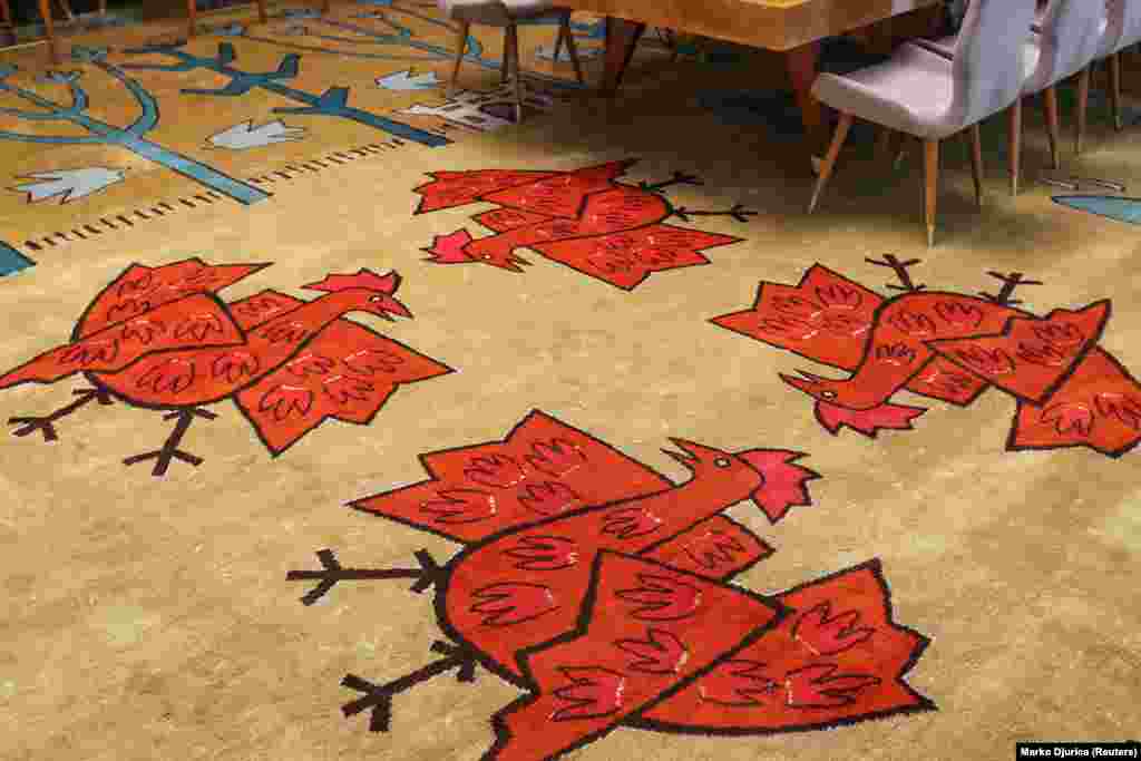 Петли върху килимите в Двореца на Сърбия. &quot;Срамота е такъв шедьовър да е скрит от хората&quot;, казва уредникът на сградата.&nbsp;Мебелите и килимите са изработени по поръчка, а някои от най-изтъкнатите художници създават картини и мозайки.