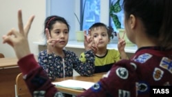 Deca poreklom iz centralne Azije na nastavi u Rusiji, 23. decembar 2017.