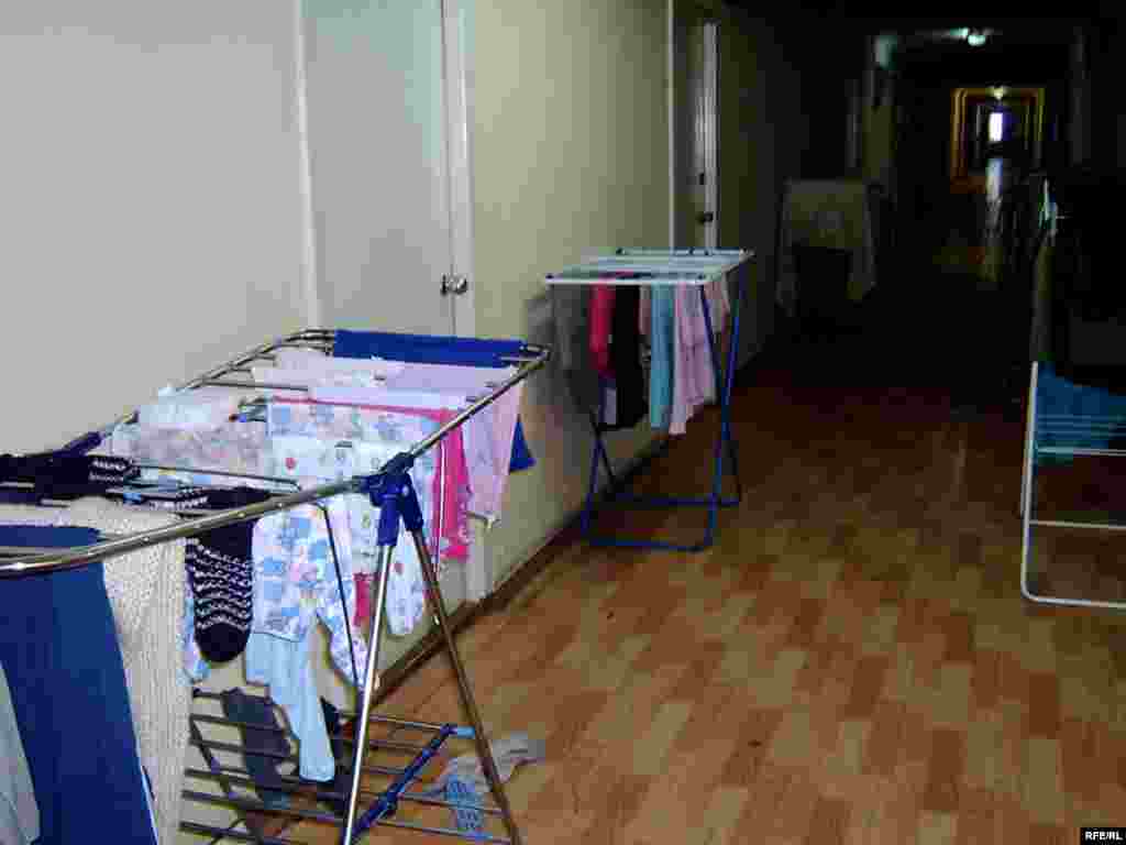 Но артисты живут в этом общежитии годами, а условия быта становятся все хуже и хуже. Воду дают с перебоями, нет тепла. - Сушилки для белья расставлены почти возле каждой двери в общежитии театра оперы и балета. Астана, 13 января 2009 года.