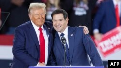 დონალდ ტრამპი (მარცხნივ) და მარკო რუბიო რესპუბლიკელების წინასაარჩევნო მიტინგზე ჩრდილოეთ კაროლინაში. 2023 წლის 4 ნოემბერი 