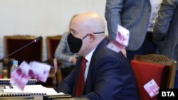 Иван Гешев беше замерен с фалшиви еврови банкноти с лика на Бойко Борисов по време на изслушването си пред правната комисия в парламента