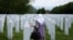 Një myslimane boshnjake viziton varrezat në Memorialin e Gjenocidit të Srebrenicës në Potoçari më 8 qershor 2021.
