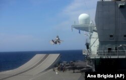 Një avion F-35 ngrihet ndërsa personeli ushtarak merr pjesë në stërvitjen e NATO-s Steadfast Defender 2021.