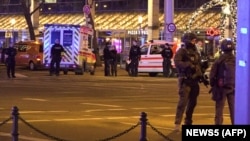 Naorižani pripadnici policije na trgu u Magdeburgu.